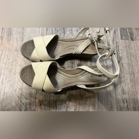 Crocs Leigh Ii Ankle Strap Wedge Heel Sandal Cream Size 10 Womens - Picture 8 of 10